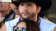 Mila Kunisová a Ashton Kutcher na country festivalu (2015)