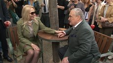 Lavička Václava Havla v Praze. Mezi prvními si na ni sedli Dagmar Havlová a... Lavička Václava Havla v Praze. Mezi prvními si na ni sedli Dagmar Havlová a...