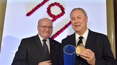 Režisér Robert Wilson.převzal od ministra kultury Daniela Hermana (vlevo)... Režisér Robert Wilson.převzal od ministra kultury Daniela Hermana (vlevo)...