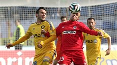 Haris Harba z Jihlavy (vlevo) a Jiří Skalák z Brna bojují o míč. Haris Harba z Jihlavy (vlevo) a Jiří Skalák z Brna bojují o míč.