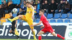 Jihlavský Jiří Krejčí krotí míč v utkání s Brnem. Jihlavský Jiří Krejčí krotí míč v utkání s Brnem.