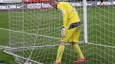 BRANKÁŘŮV SMUTEK. Plzeňský gólman Matúš Kozáčik loví míč ze sítě. BRANKÁŘŮV SMUTEK. Plzeňský gólman Matúš Kozáčik loví míč ze sítě.