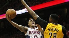 Jeff Teague (vlevo) z Atlanty se snaží prosadit přes bránícího Iana Mahinmiho z... Jeff Teague (vlevo) z Atlanty se snaží prosadit přes bránícího Iana Mahinmiho z...