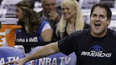 Mark Cuban, majitel Dallasu Mavericks, ped utkáním se San Antoniem Spurs.