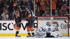 Patrick Maroon (vlevo) a Corey Perry z Anaheimu slaví, práv pekonali...