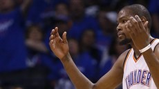 Kevin Durant z Oklahoma City se diví. Kevin Durant z Oklahoma City se diví.