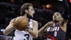 Marco Belinelli (3) ze San Antonia uniká kolem Damiana Lillarda z Portlandu.