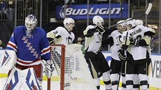 Hokejisté Pittsburghu se radují z gólu proti NY Rangers. Hokejisté Pittsburghu se radují z gólu proti NY Rangers.
