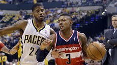 Bradley Beal (vpravo) z Washingtonu obchází Paula George z Indiany.