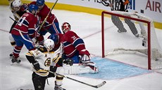 Matt Fraser (v bílém dresu) z Bostonu právě rozhodl duel s Montrealem. Matt Fraser (v bílém dresu) z Bostonu právě rozhodl duel s Montrealem.