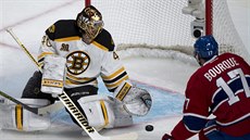 Rene Bourque z Montrealu ped bostonským gólmanem Tuukkou Raskem.