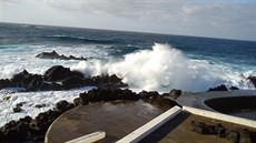 Vysoké vlny kolem lávových bazénk v Porto Moniz