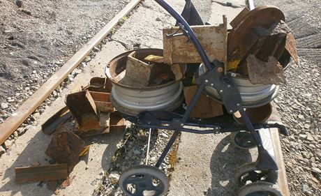 Dvoukolák a rzných podobných vozítek, kterými zlodji kov peváeli svj lup, v Karviné zejm ubude. Ilustraní snímek