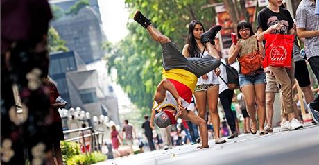 B-boying patí do velkomsta, na ulici, do garáí a zapadlých pláck.