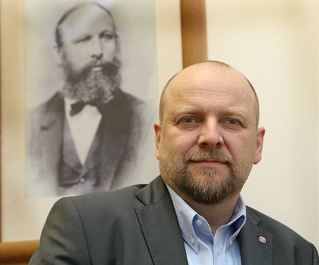 Generln editel Tatry Kopivnice Petr Karsek ped portrtem zakladatele...