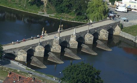 Kamenný most pes Otavu v centru Písku je dlouhý 111 metr.