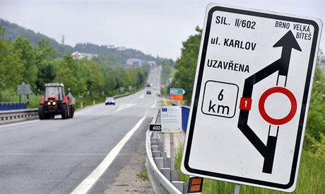 Vézt objízdnou trasu po dálnici D1 u si ve Velkém Meziíí vyzkoueli pi dívjích opravách prtahu mstem.