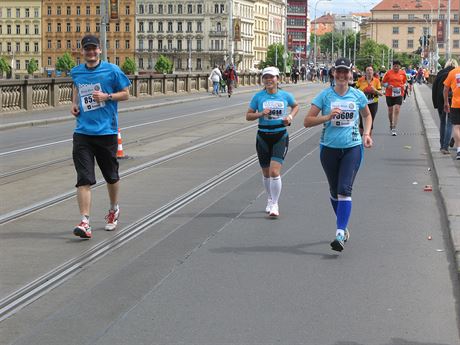 Hanka rozdv smvy do fotoapartu kamardky na Palackho most.