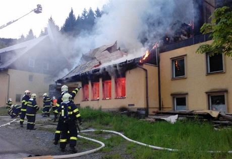 Rozsáhlý poár zachvátil v pondlí ráno rekonstruovaný hotel v Dtichov...