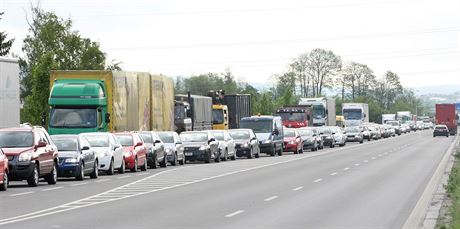 Oprava klíové kiovatky zpsobila ráno na kraji Olomouce dopravní kolaps....