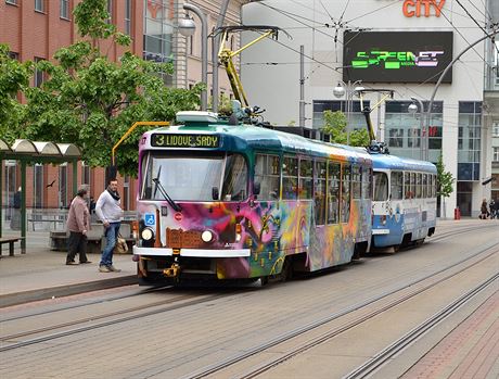 Na tramvaj, kterou mu ujídl, si stráníci pokali v centru. Ilustraní snímek.