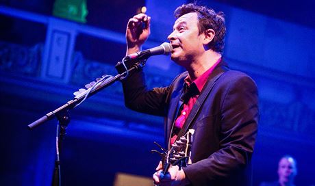 James Dean Bradfield bhem stedeního koncertu v Lucern