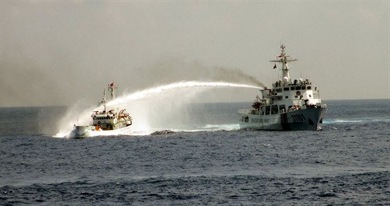 ínské a vietnamské lod na sebe u Paracelských ostrov asto útoí vodními dly a zámrn do sebe vráejí.