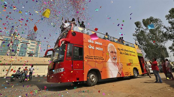 Píznivci Nárendry Módího oslavují pedbné výsledky indických voleb (16....