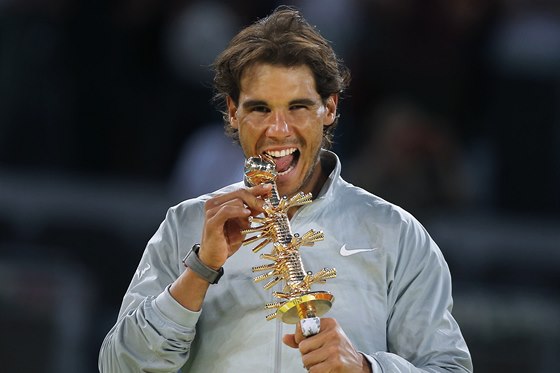 Rafael Nadal pózuje s trofejí pro vítze turnaje v Madridu. Tentokrát mu hodn