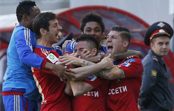 Srbský reprezentant Zoran Toi (uprosted) z CSKA Moskva rozhodl svým gólem