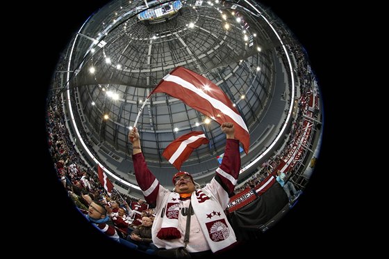LATVIJA! Hokejisty Lotyska podporoval v utkání proti USA i tento fanouek.