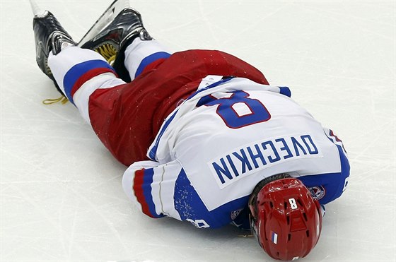 PADLÁ HVZDA. Ruský útoník Alexandr Ovekin leí na zemi po tvrdém zákroku...