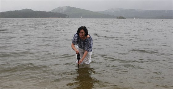 Starostka Doks odemyká Máchovo jezero pro sezonu 2014.