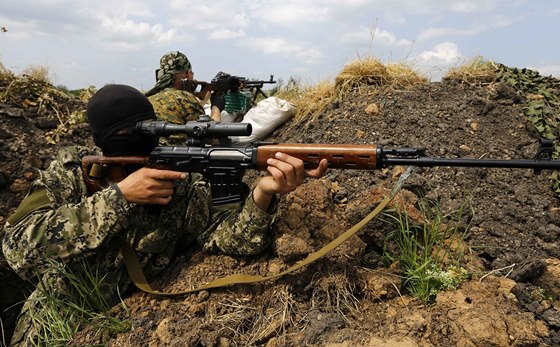 Ozbrojenci z ad separatist nedaleko východoukrajinského Slavjansku (15.
