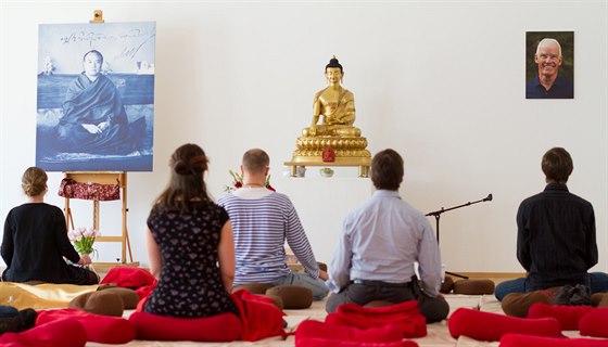 V buddhistickém centru Gompa lze kadý veer navtívit veejnou meditaci a kadé druhé pondlí pednáku.