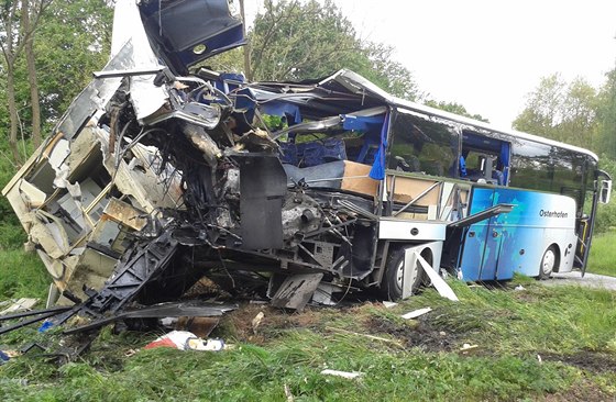 Následky stetu vlaku s autobusem na elezniním pejezdu u Hluboké nad Vltavou...
