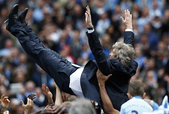 Manuel Pellegrini, trenér Manchesteru City, pi oslavách titulu.