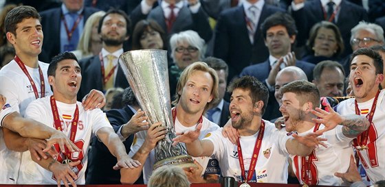 Takto slavil Ivan Rakiti (s pohárem) ped esti letech triumf Sevilly v Evropské lize.