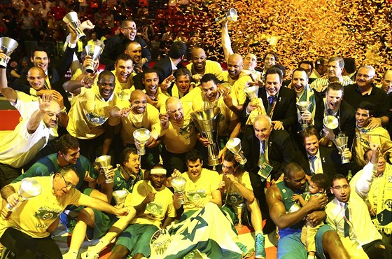 Basketbalisté izraelského Maccabi Tel Aviv se radují z vítzství v Eurolize.