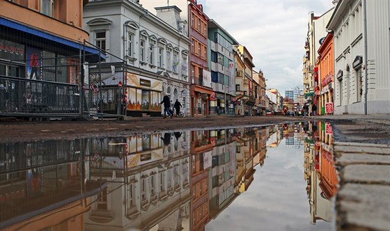 Lidé musí hledat cestu, na které se co nejmén zapiní a zamokí.