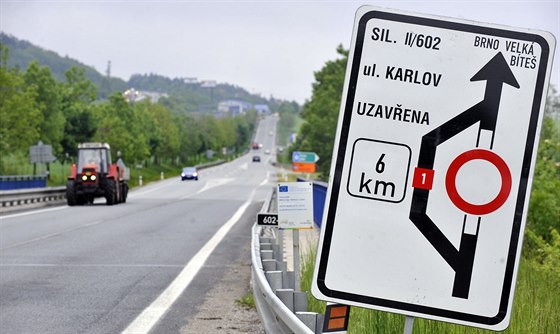 Ve Velkém Meziíí zaala v pondlí uzaváírka hlavního prtahu mstem. Objíka...