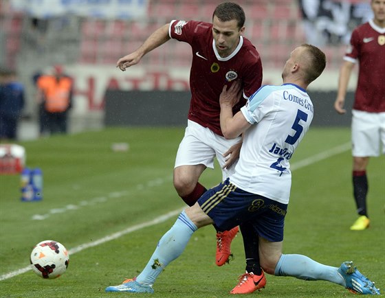 Sparanský záloník Josef Hubauer se probíjí kolem postranní áry pes...