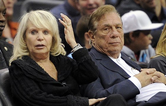 Majitel Los Angeles Clippers Donald Sterling a jeho ena Rochelle. 
