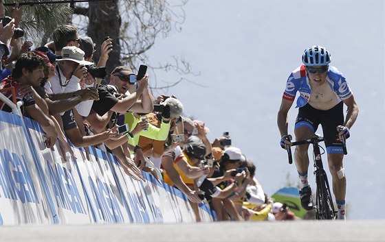 Australský cyklista Rohan Dennis se blíí do cíle nejt잚í etapy závodu Kolem