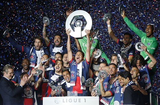 Fotbalisté Paris Saint Germain slaví mistrovský titul. 