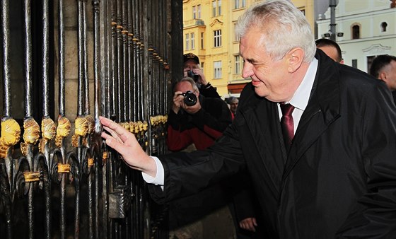 Prezident Milo Zeman si v Plzni sáhnul na andlíka na katedrále svatého Bartolomje, který podle povsti plní tajná pání.