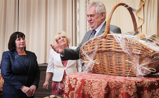 Prezident Milo Zeman v pátek ukonil tídenní návtvu Plzeského kraje. Na poslední zastávce ve Zbirohu dostal jako dárek ko regionálních potravin.