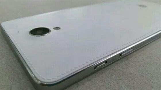 Huawei Honor 3X Pro s "koenými" zády ve stylu Galaxy Note 3
