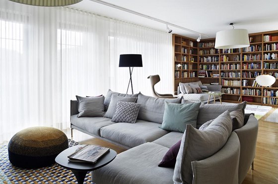 Obývacímu pokoji dominuje prostorná rohová knihovna, která ukrývá i radiátor za...