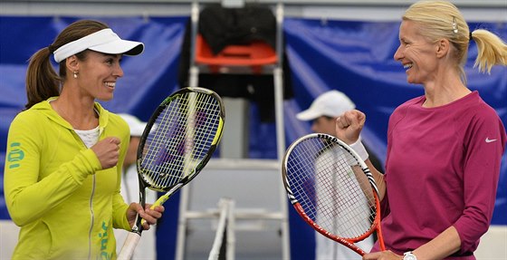 Bývalá svtová jednika Martina Hingisová ze výcarska (vlevo) a wimbledonská...